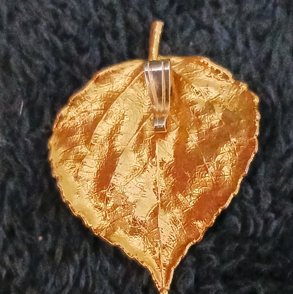 Vintage Gold Tone Leaf Pendant - Picture 4 of 5